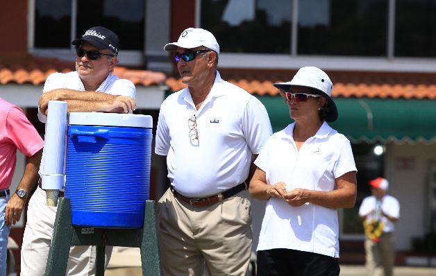 Roberto Durán, junto a Gilberto Arosemena (izq.) y su esposa.   / Foto Anayansi Gamez