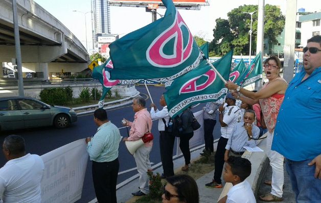 Protest: The bases of the Cambio Democratico party continue with street protests against what they call a political persecution against its leader and leaders of this political group that occupied public office.