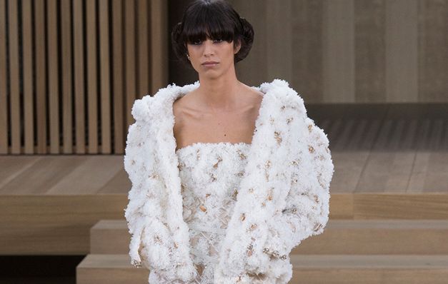 Chanel presenta 75 'looks' de su nueva colección con detalles como viruta de madera y paja. / Archivo