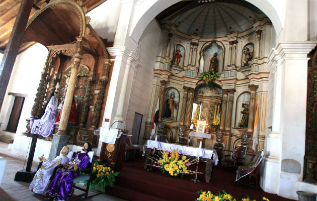 Interior de la Basílica Menor de Santiago Apóstol. Foto/ EFE