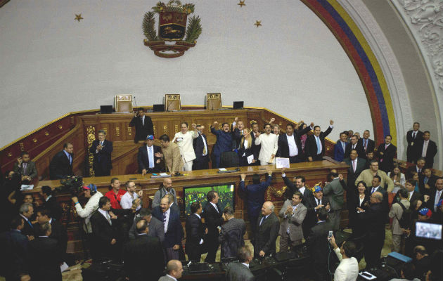 La Asamblea Nacional de Venezuela sin los cuadros de Chávez y Bolívar. Foto/AP
