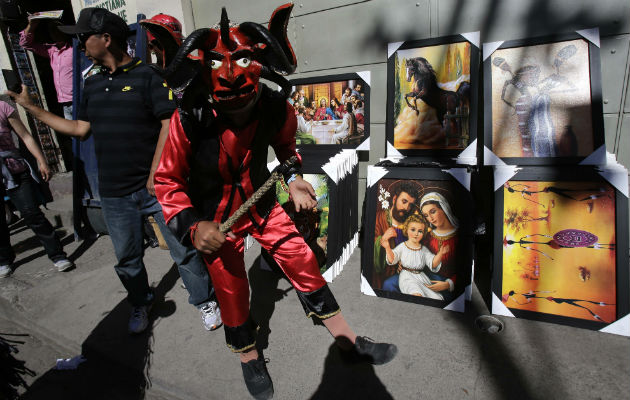 Un grupo de jóvenes se bailan. Foto/AP