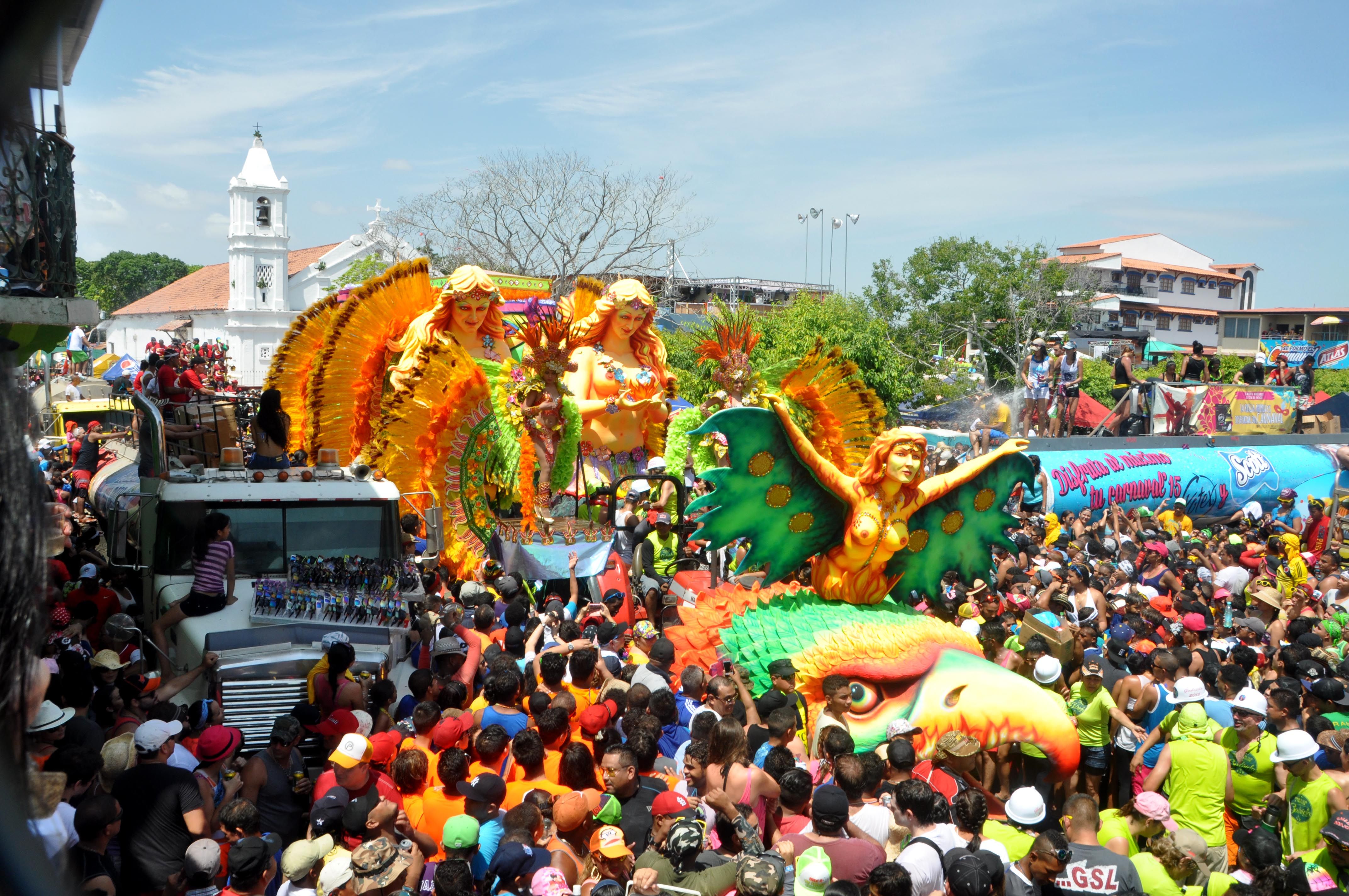25 comunidades deben abastecerse con cisternas en Las Tablas. / Archivo Carnaval logra imponerse, pese a la escasez del agua