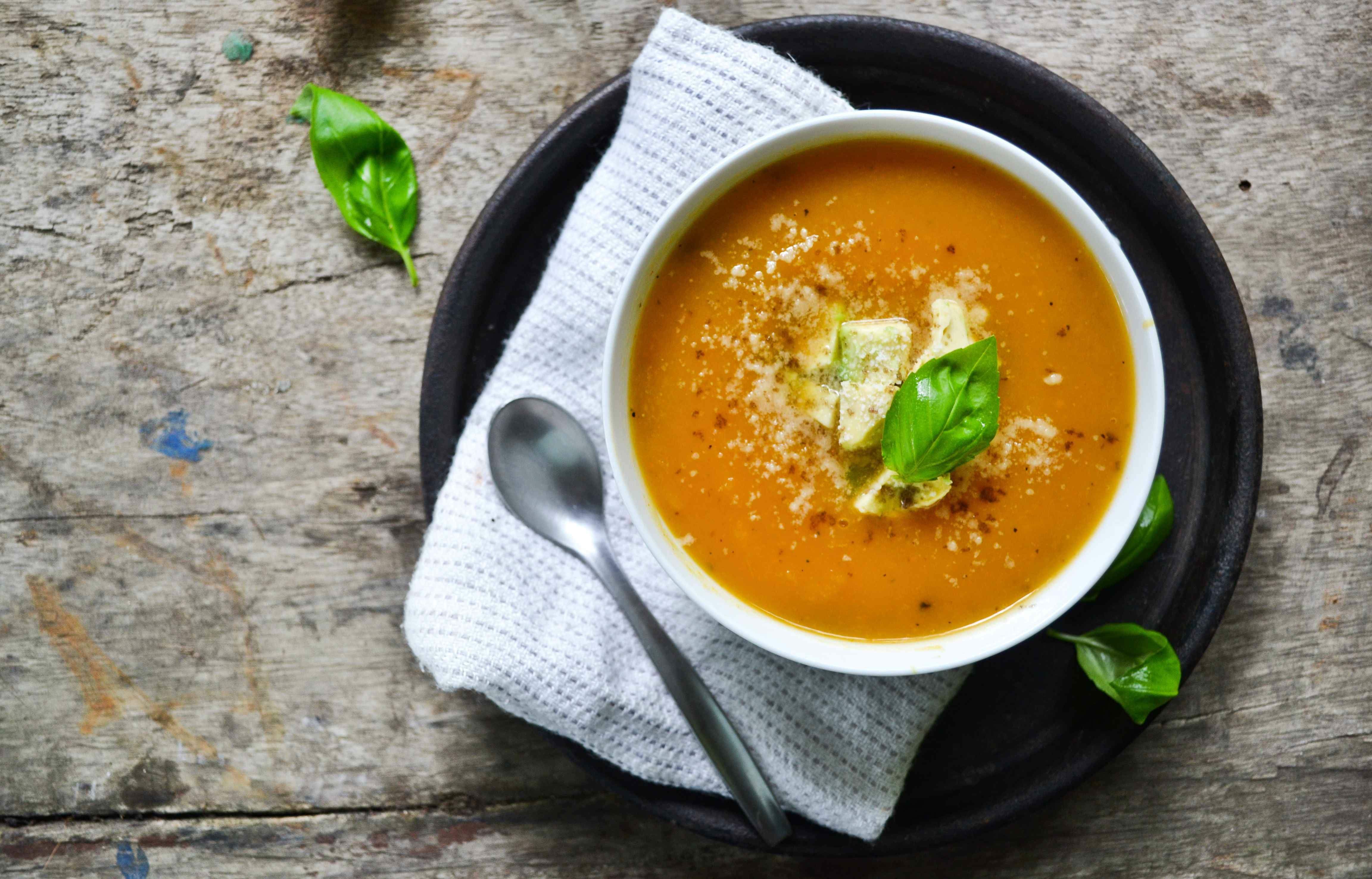 Sopa de aguacate especiada
