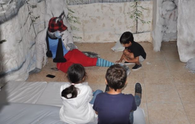 Observó y aprendió la lección, según lo está demostrando. Unos cachorros que educan a los niños