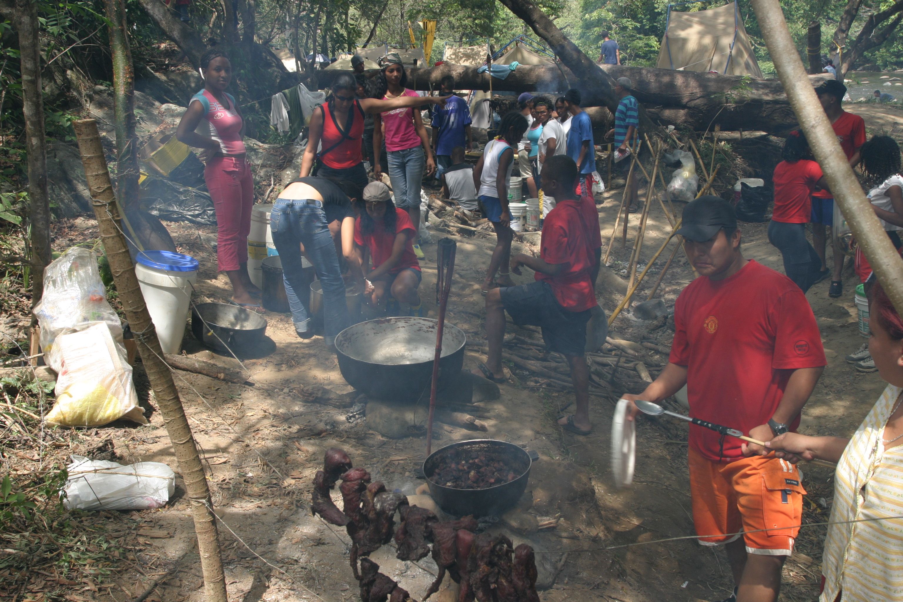 En los retiros se les enseña a los asistentes a cómo encender una fogata para elevar la temperatura corporal o para cocinar, entre muchas otras habilidades. / Edwin González Retiros y Cuaresma, tiempo para los creyentes en Dios