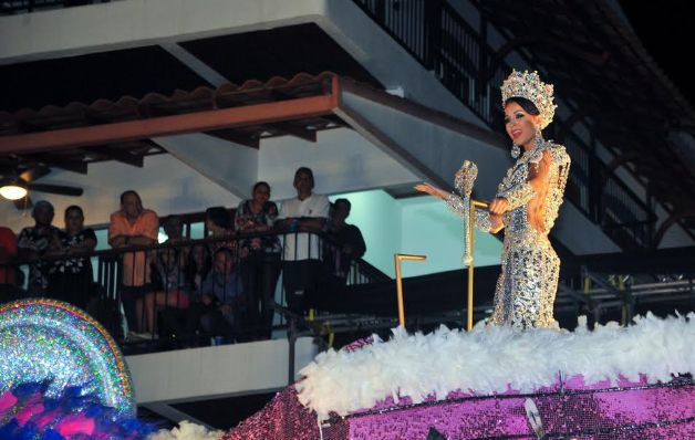 Ana Isabel Cochez fue elogiada por su vestuario. Duelo de coronas en Las Tablas