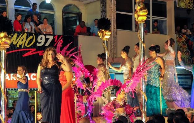 Las exreinas de Calle Abajo apoyaron a Ana Isabel en un carro. Duelo de coronas en Las Tablas