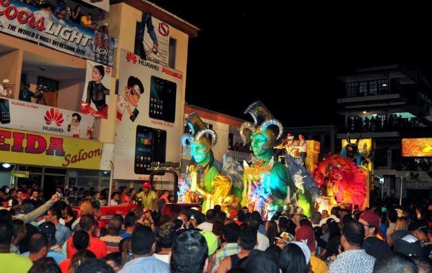 Carro de Massiel Alejandra. Duelo de coronas en Las Tablas