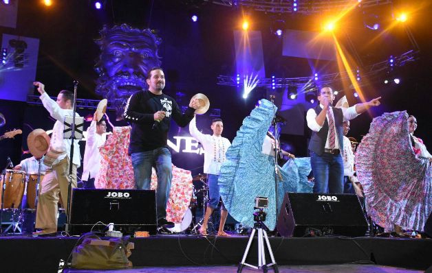 Baile y muchos éxitos musicales llevaron los hermanos Gaitán. El Carnaval de la capital se bailó así