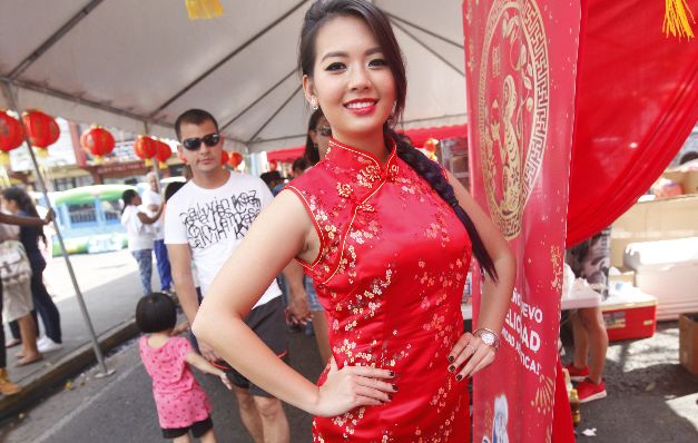 Mujeres ataviadas de rojo. Sigue la fiesta por todo lo alto