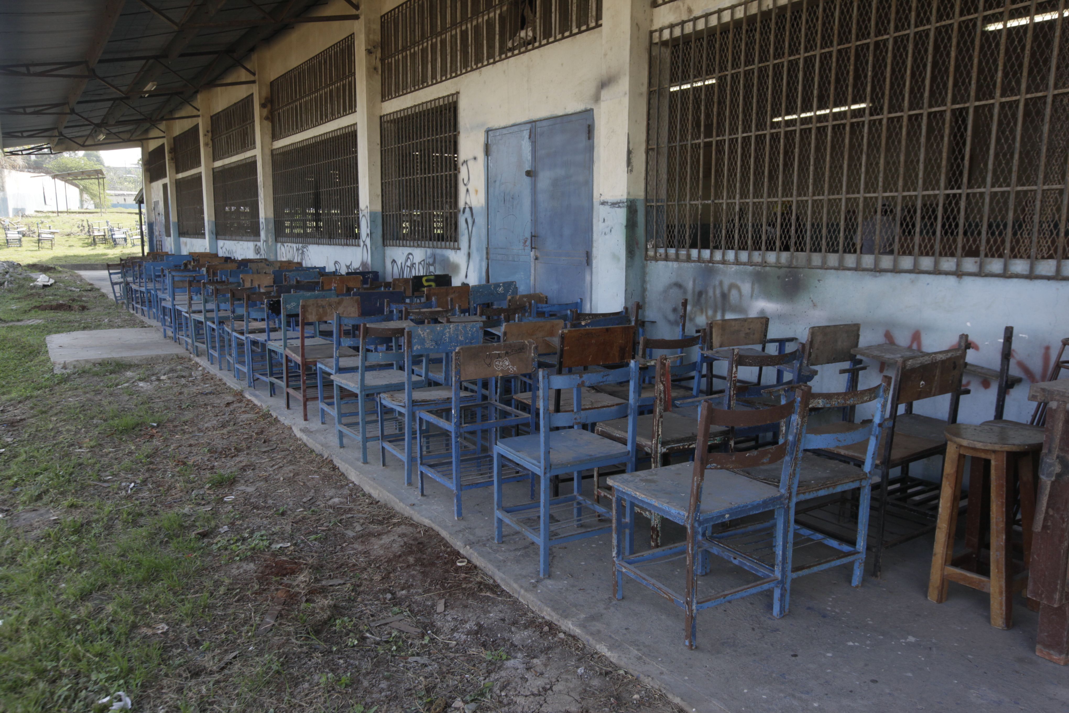 Las escuelas están siendo reparadas durante la jornada en verano. / Víctor Arosemena 'Año escolar 2016 se iniciará con los mismos problemas'