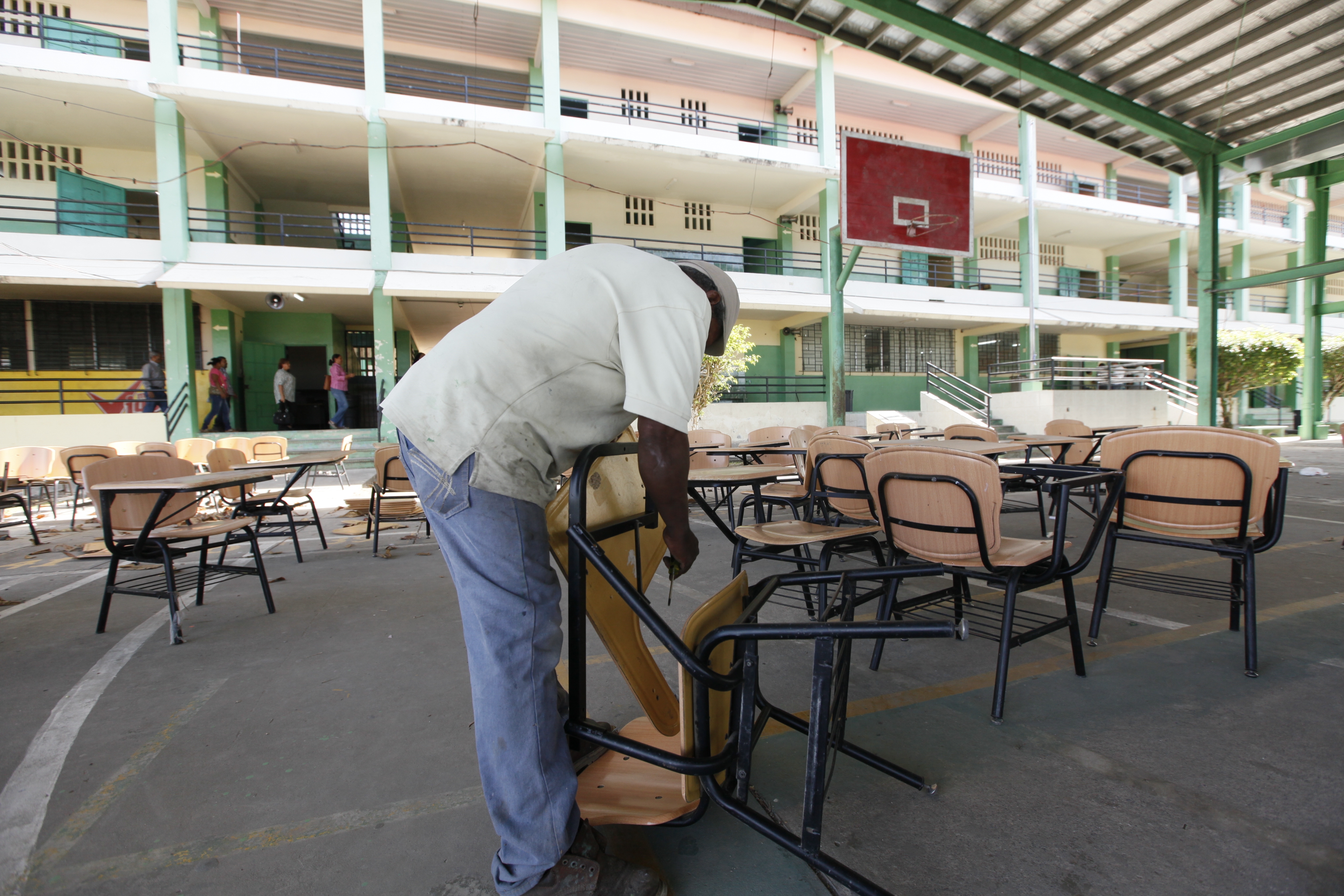 Most bought chairs are damaged or deteriorated . / Archive Eduholding and Paredes: Key in the Meduca scandal