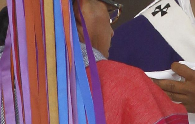 Un grupo le hace varios regalos al papa. / EFE Papa critica en México exclusión de los indígenas