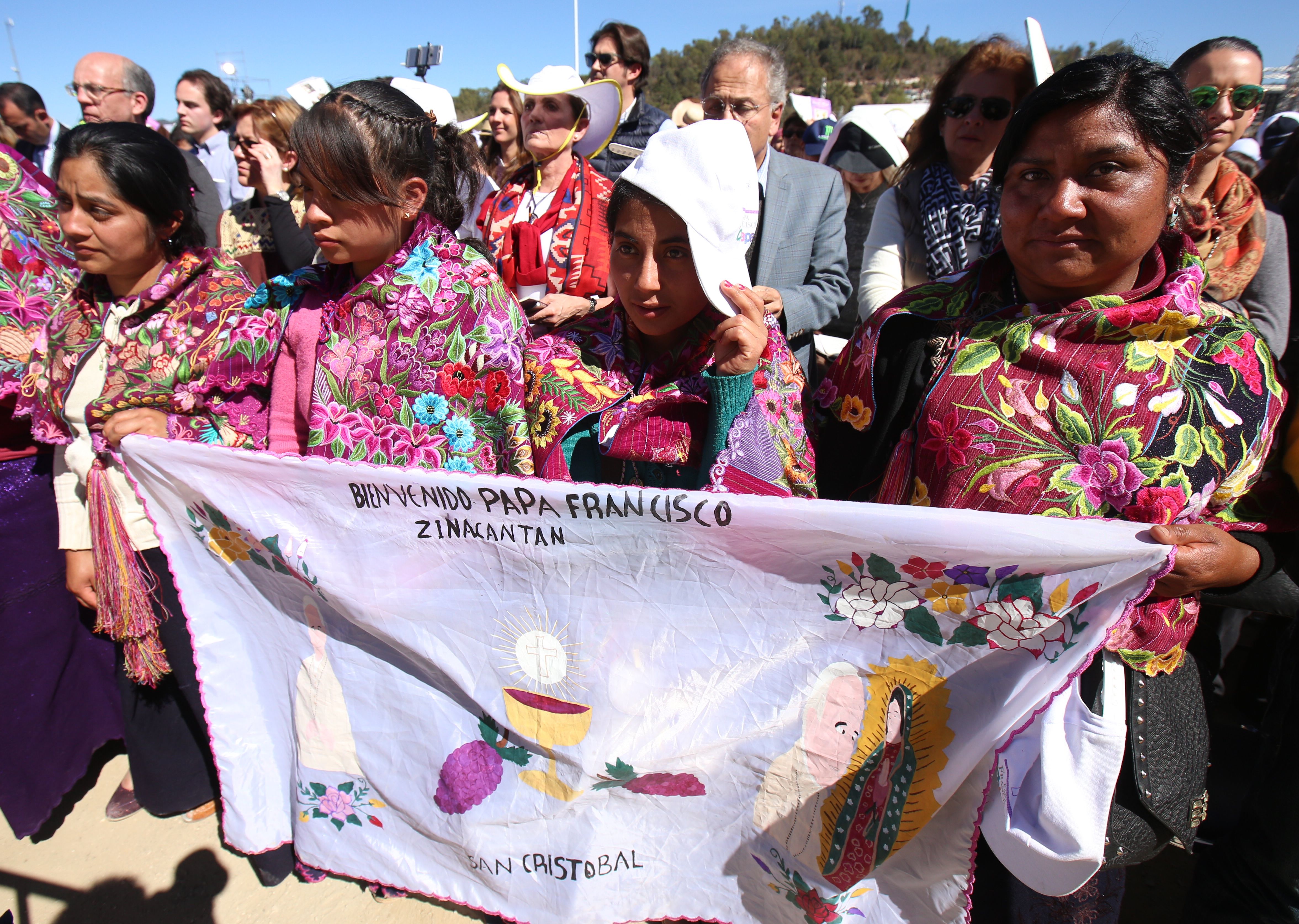 Un grupo de mujeres indígenas le dan la bienvenida al papa. / EFE Papa critica en México exclusión de los indígenas