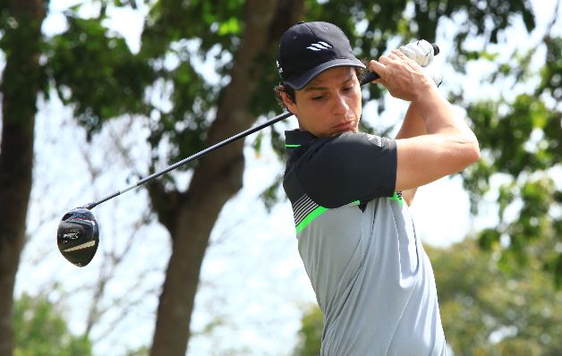 3. Adalberto Ferrer en acción durante el evento realizado ayer en el CGP. Tarde de buenos 'swings' en el torneo MMG Bank