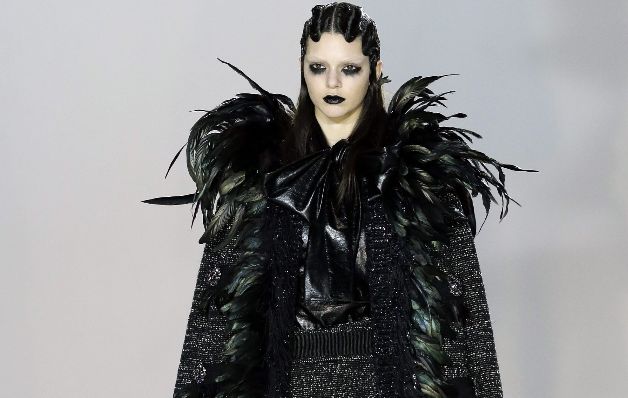 El maquillaje fue oscuro. Marc Jacobs, punk y drama