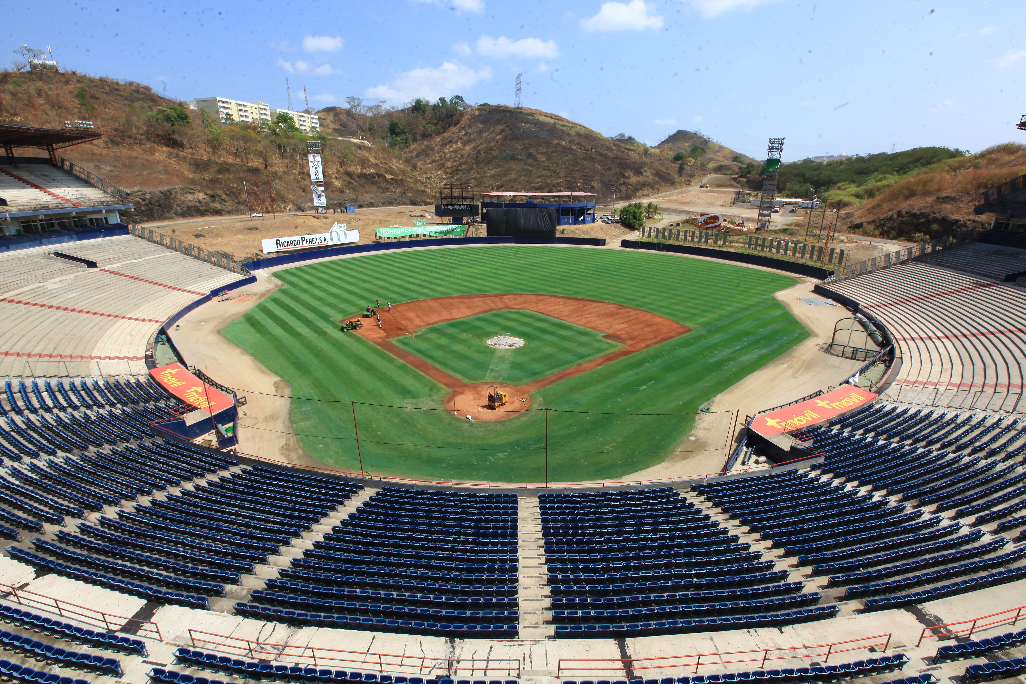 Las obras incluyen trabajos de nivelación e instalación de grama nueva en el cuadro interior. / Anayansi Gamez El Rod Carew se prepara para mostrar su mejor cara