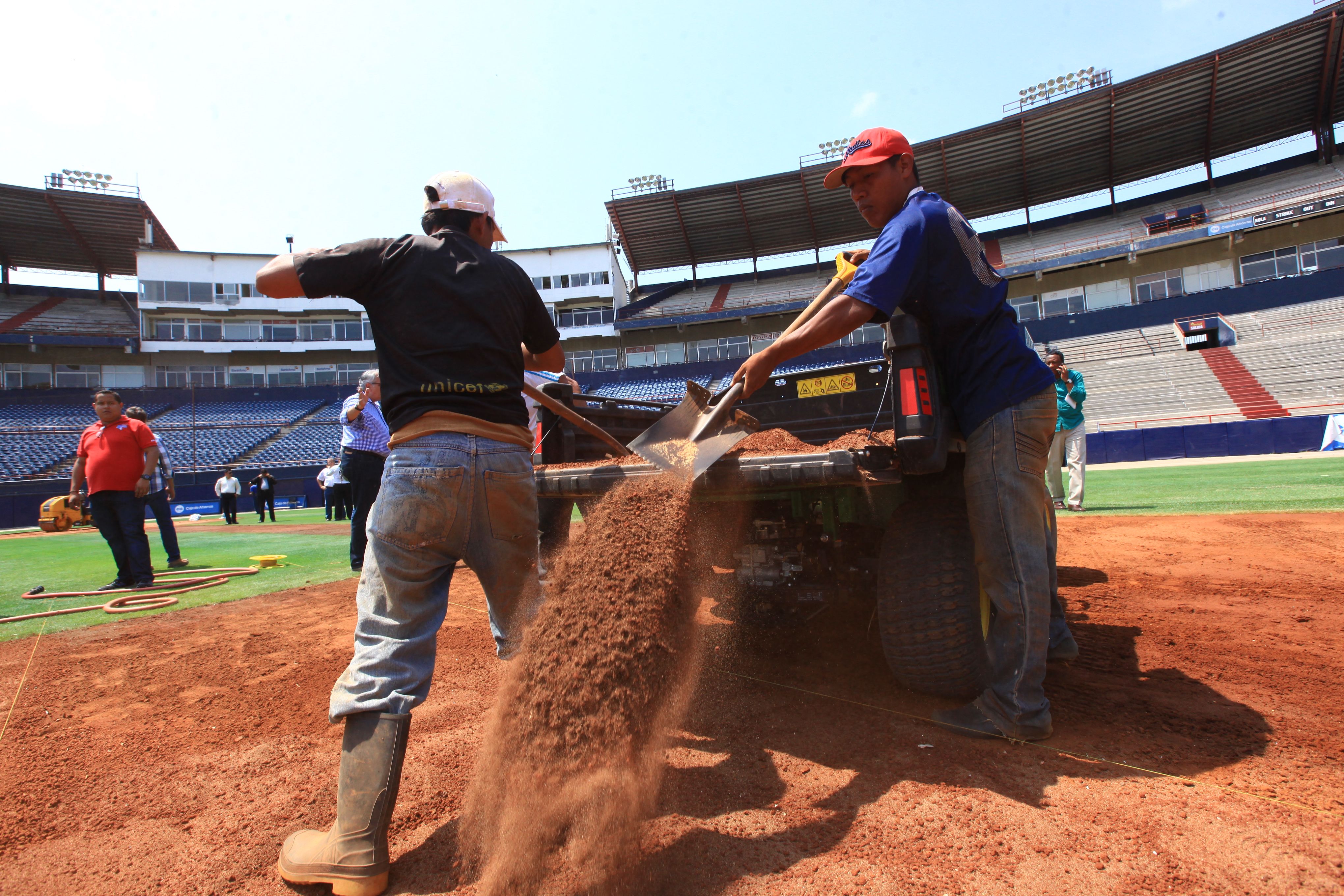 Hay máquinas nuevas para el mantenimiento del coliseo. El Rod Carew se prepara para mostrar su mejor cara