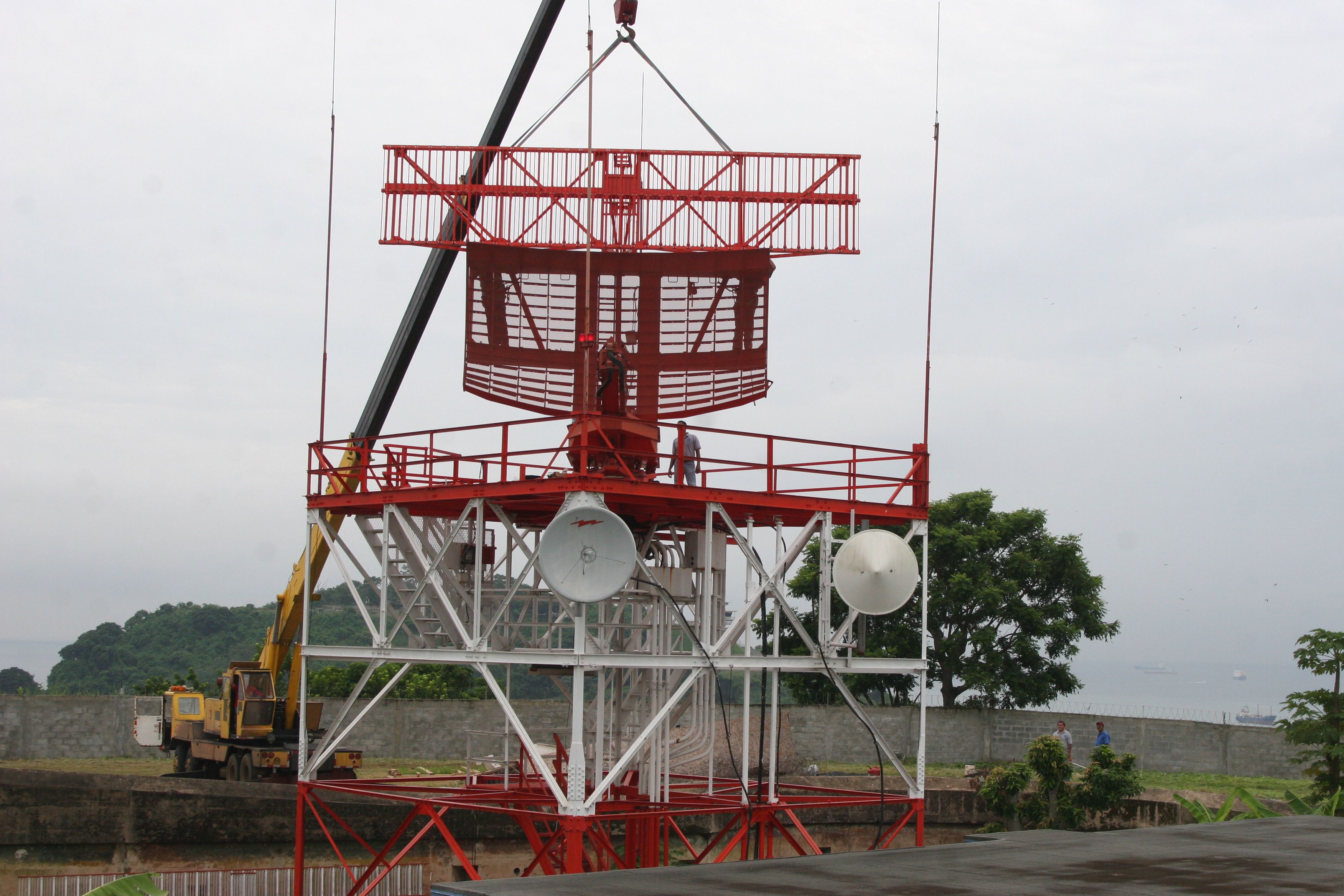 At the beginning it was said that the radars were useless , now they accepted that it works. / Archive A Millionairesss negotiation between two old friends ?