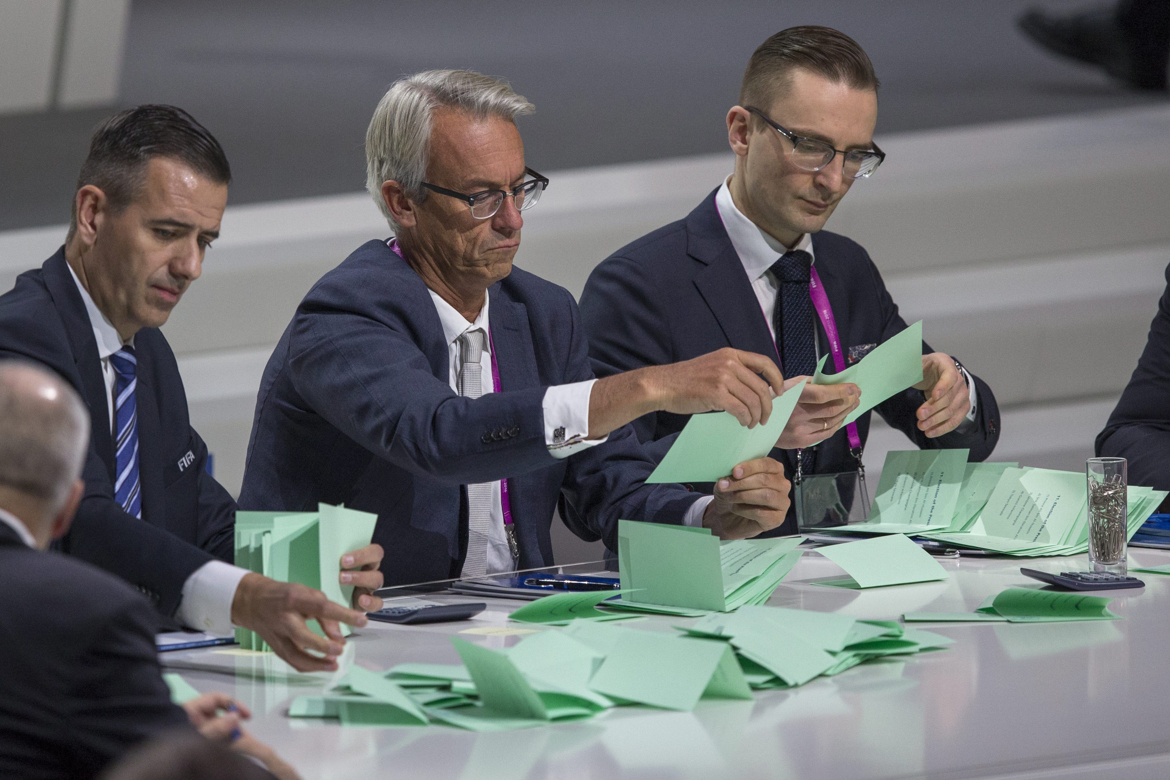 El conteo de votos fue bastante minucioso, no quería problemas. / EFE 'Se van a sentir orgullosos de la Fifa'