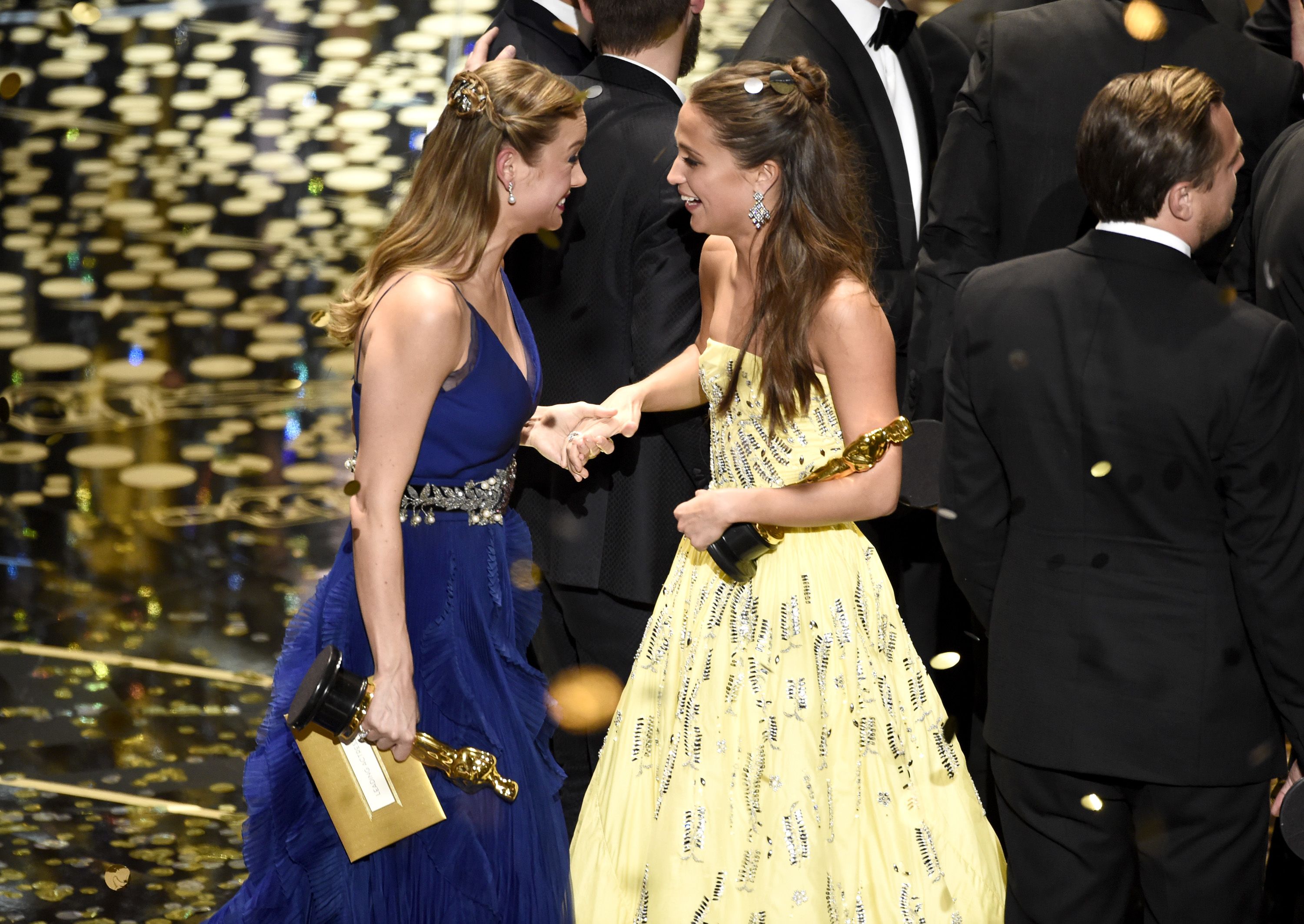Brie Larson y Alicia Vikander se felicitan por sus triunfos. Premios envueltos en emociones y polémicas