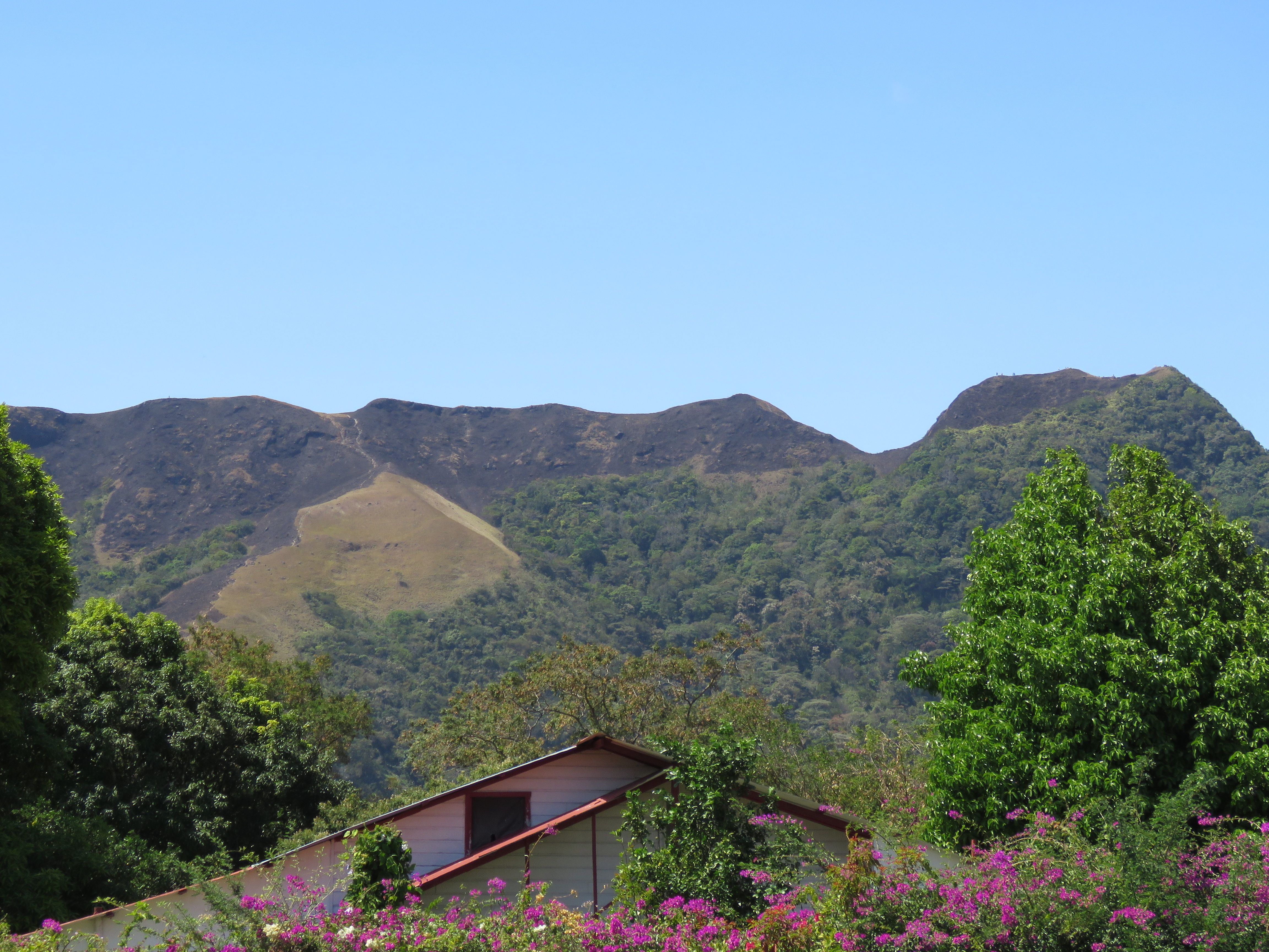 Se incendia La India Dormida en El Valle de Antón por horas