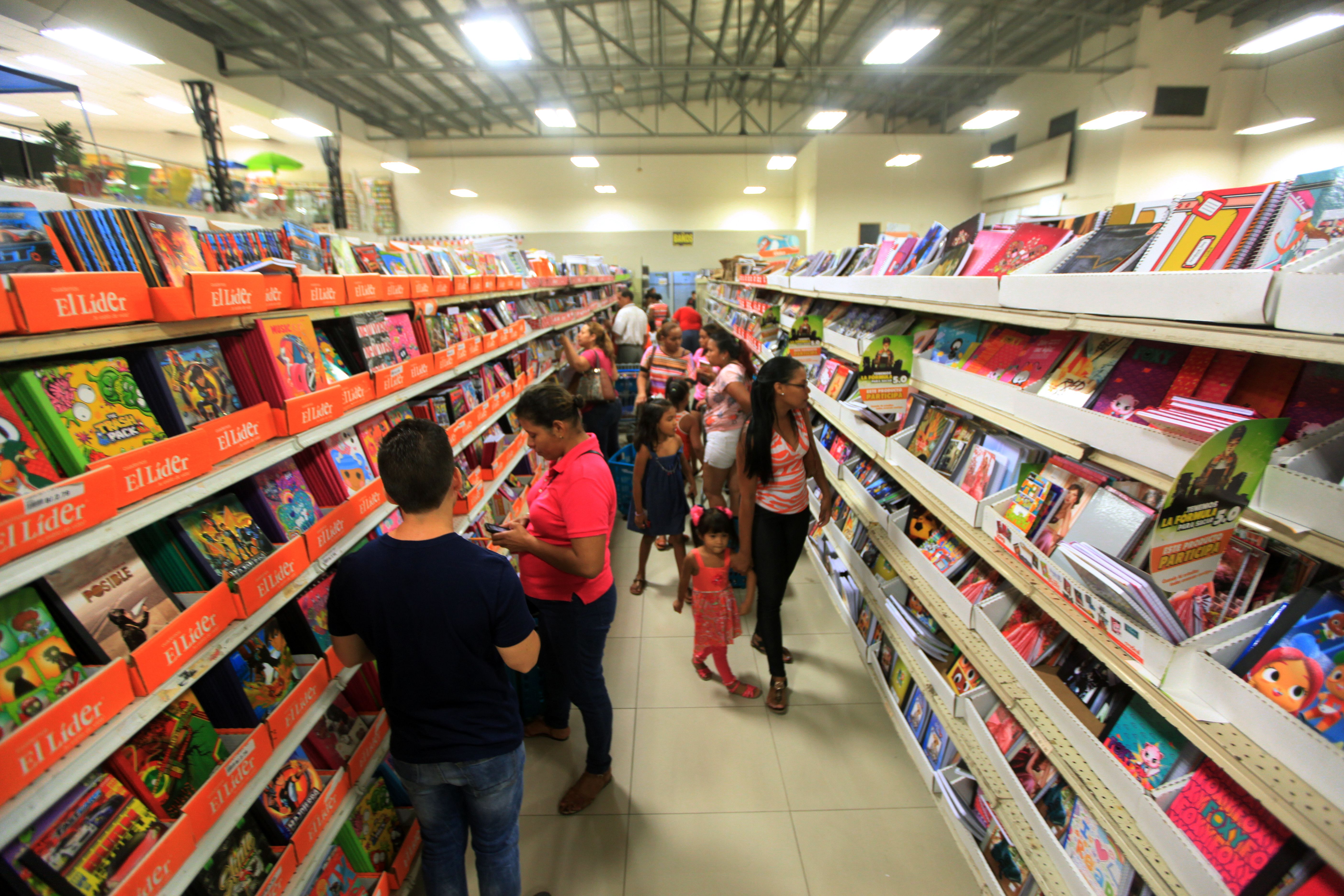    Padres enfrentan  inicio de clases con recorte de ayudas 