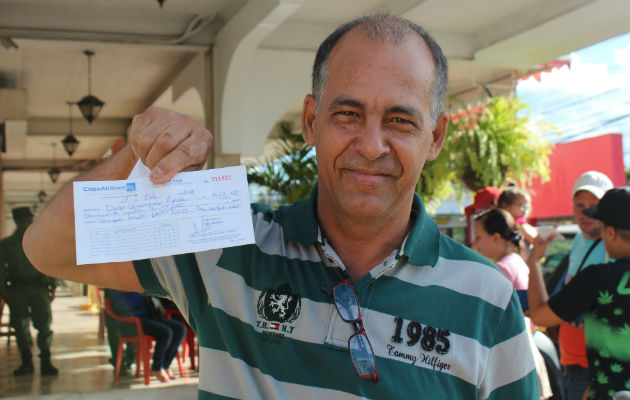 El cubano Diego Domínguez muestra feliz su boleto hacia al “sueño americano”.