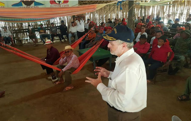 El recorrido incluyó una visita al área donde se construye el centro de Salud de la comunidad/Cortesía.