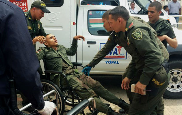 Integrantes de la policía de Colombia trasladando a un agente herido. Foto:EFE