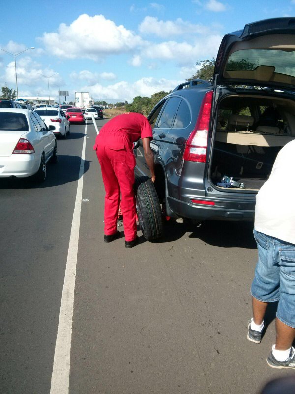 Asistencia vial. Foto/Policía Nacional Asistencia vial. Foto/Policía Nacional