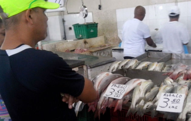 Municipio, Acodeco y Minsa verfican ventas de productos el mar en el Mercado del Marisco. Foto/Victor Arosemena
