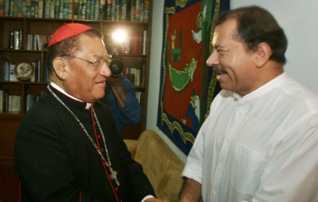 El cardenal emérito Miguel Obando conversa con el presidente Daniel Ortega. Foto/AP