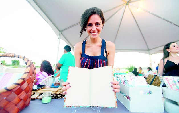 Los cuadernos ecológicos de María Virginia son hechos a mano. Los cuadernos ecológicos de María Virginia son hechos a mano.