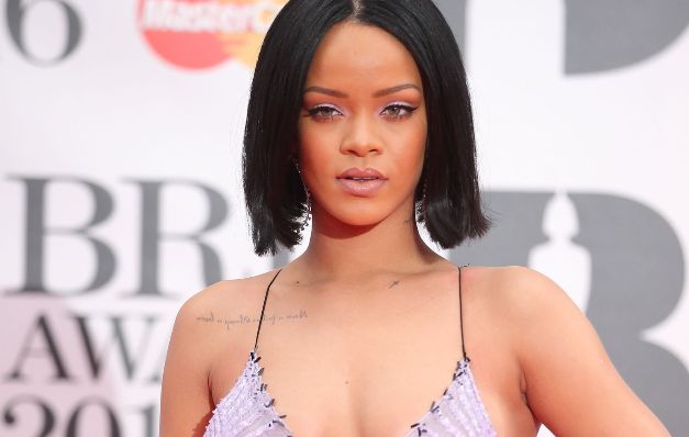 Rihanna no siente vergüenza de tener la frente grande.