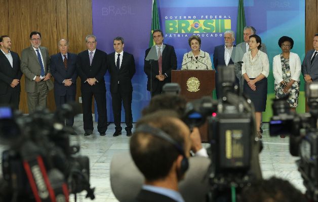 La presidenta  Dilma Rousseff, rodeada de sus ministros de Estado. 