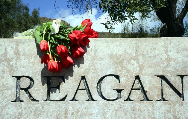 Ofrenda floral honor de los Reagan. 