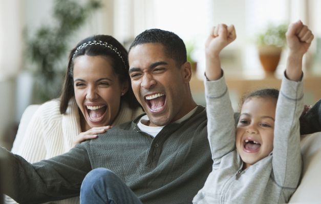 Ver TV es un momento que une a la familia. Ver TV es un momento que une a la familia.