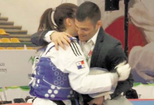 Carolena Carstens celebra con su entrenador.