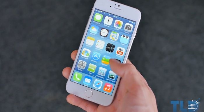 El iPhone 6 más grande es un poco díficil de manejar, por eso Apple ha incluido una característica muy útil llamada Reachability (Accesibilidad). Gracias a esta función puedes acceder rápidamente a las aplicaciones o botones sin necesidad de las dos manos. El futuro de la tecnología luce como una chica bella y joven, capaz de amar