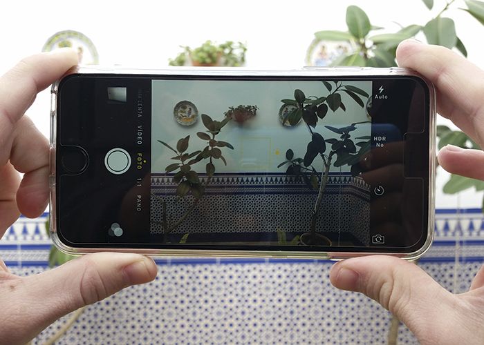 Si dejas pulsado el dedo sobre la pantalla mientras tienes la aplicación de la cámara activa, se bloquea el enfoque y la exposición de la zona elegida. El futuro de la tecnología luce como una chica bella y joven, capaz de amar