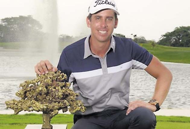 Rodolfo Cazaubón posa con el emblemático árbol de corotú. / Foto Cortesía