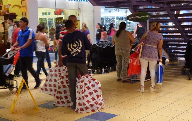 Consumidores se exceden en los gastos por artículos innecesarios