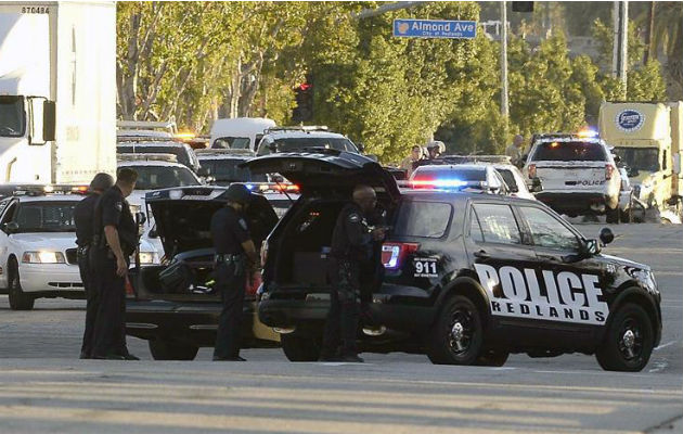 Agentes de la policía en un tiroteo registrado en San Bernardino (California, USA), el pasado mes de diciembre. EFE