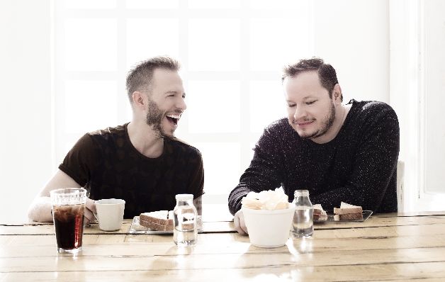 El dueto romántico -Leonel y Noel- en español vuelve a la escena musical. Esperan pisar suelo canalero ‘Una última vez’.