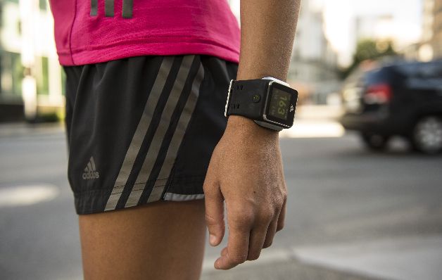 Hoy día existe un sinfín de dispositivos que acompañan a los deportistas a entrenar. / Archivo
