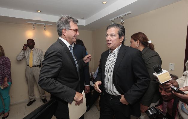 During the ratification of the counselor minister the president's brother, Jose Varela himself appeared itself. / Photo Victor Arosemena