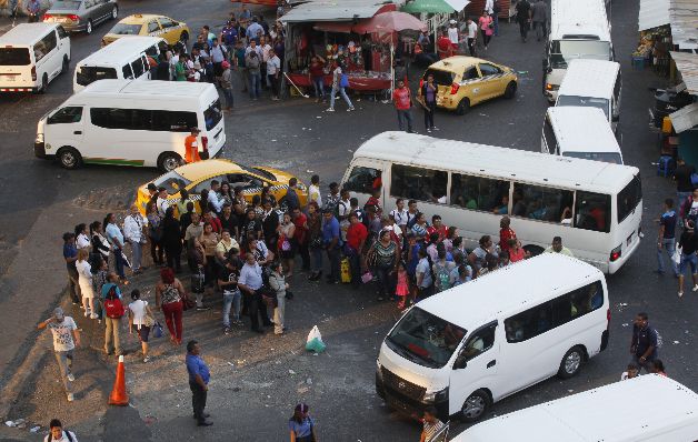 En La Gran Estación, del distrito de San Miguelito, se puede observar una cantidad de busitos piratas que brindan el servicio tanto para Las Cumbres como para el sector este de la capital.    / Foto Edwin González