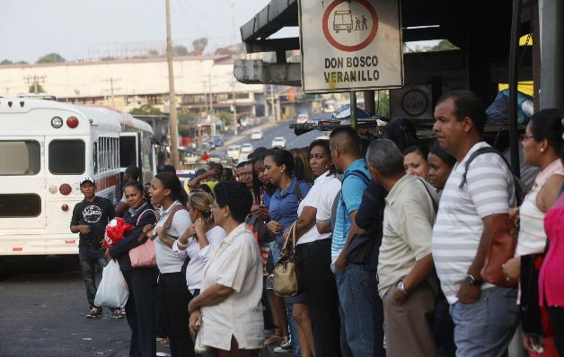 La poca frecuencia sigue empañando el sistema de metrobús. / Foto Edwin González
